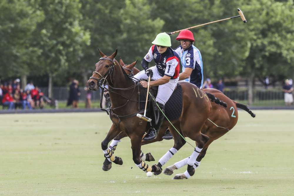 USAs-Matias-Gonzalez-takes-ball-on-nearside-with-ARGs-Valentin-Novillo-Astrada-defending 171021 145828